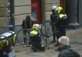 Le pillan cuando circulaba con una bici robada por plena calle Dato