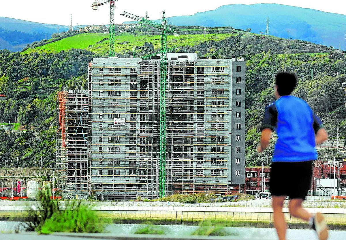 Un joven corre frente a los tres bloques que la cooperativa y Jaureguizar levantan en la Punta Norte de Zorrozaurre.