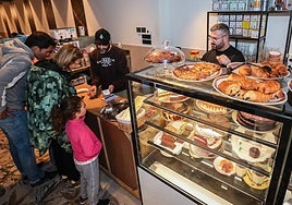 La nueva cafetería del Casco Viejo con las mejores tartas en la que el camarero es un robot