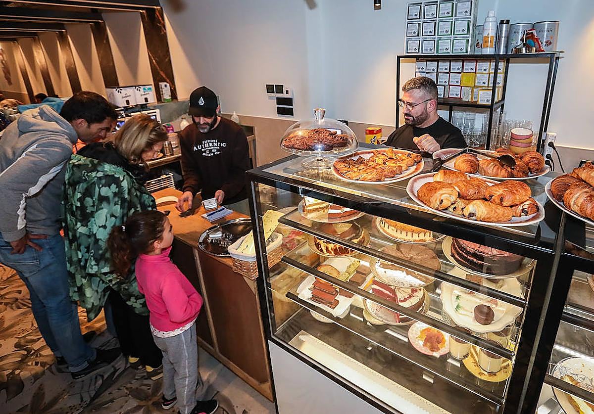 La nueva cafetería del Casco Viejo con las mejores tartas en la que un robot hace de camarero