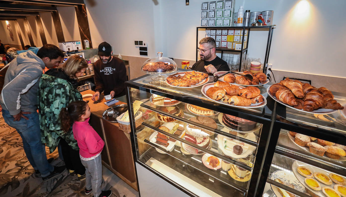 La nueva cafetería del Casco Viejo con las mejores tartas en la que un robot hace de camarero