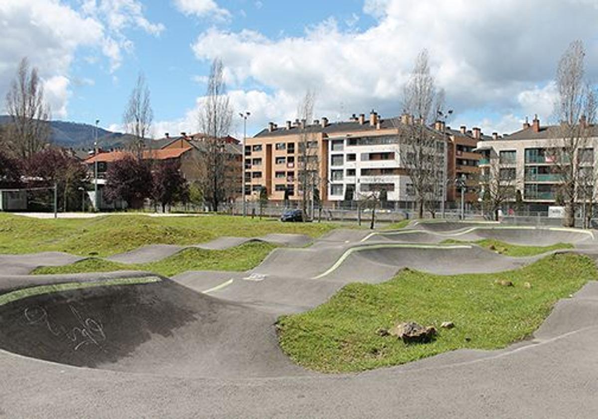 Vista del circuito de 'pumptrack' de Etxebarri, en el parque de Bekosolo.