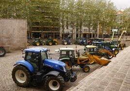 Los tractores han aparcado en Los Fueros y zonas cercanas.