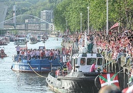 La celebración de la gabarra, cerca del Ayuntamiento.