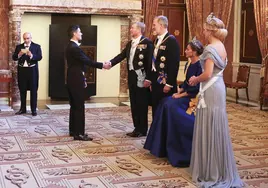 ¿Por qué la reina Letizia tuvo que sentarse durante el besamanos en la visita oficial a Países Bajos?