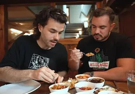 Los influencers 'Cenando con Pablo' y Peldanyos prueban todos los pintxos del Asador Etxebarri