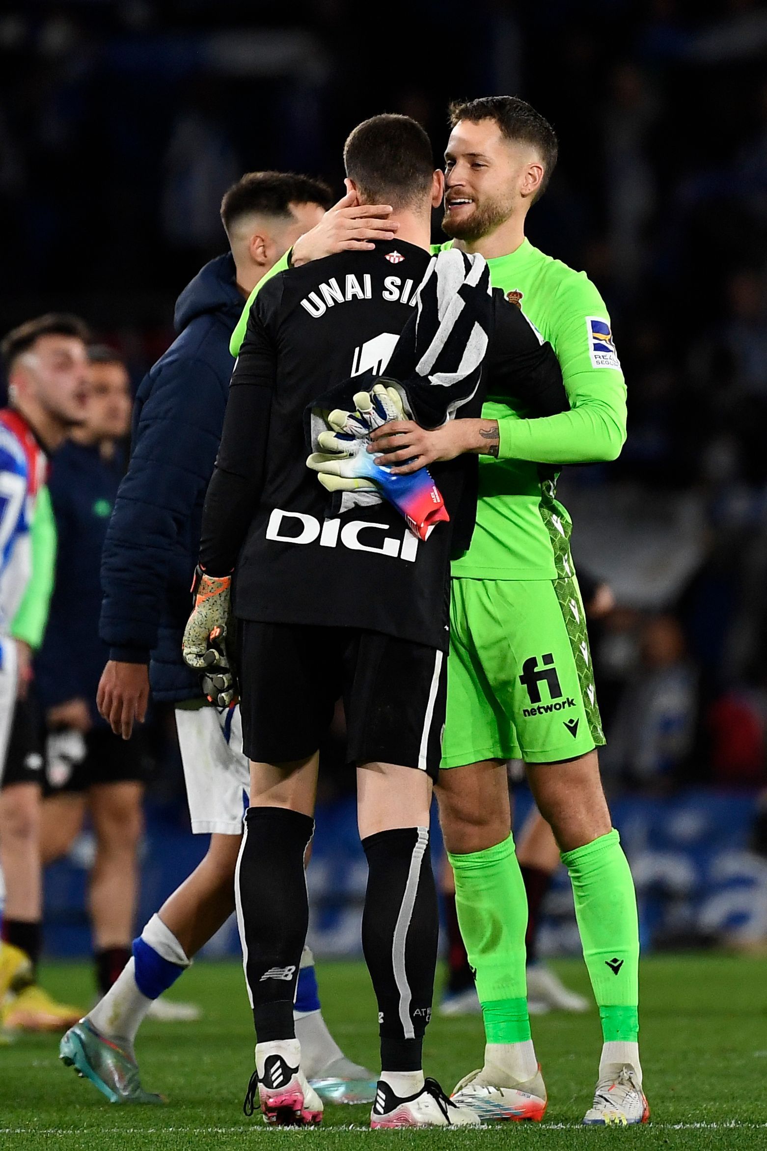 Remiro se abraza con Unai Simón tras un derbi en Anoeta.