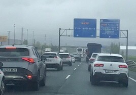 Tres kilómetros de retenciones en la entrada a Vitoria desde Bilbao por obras en la N-622