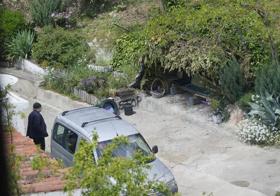 Los propietarios del 'chill out' de Abetxuko estacionan su vehículo frente a la construcción.