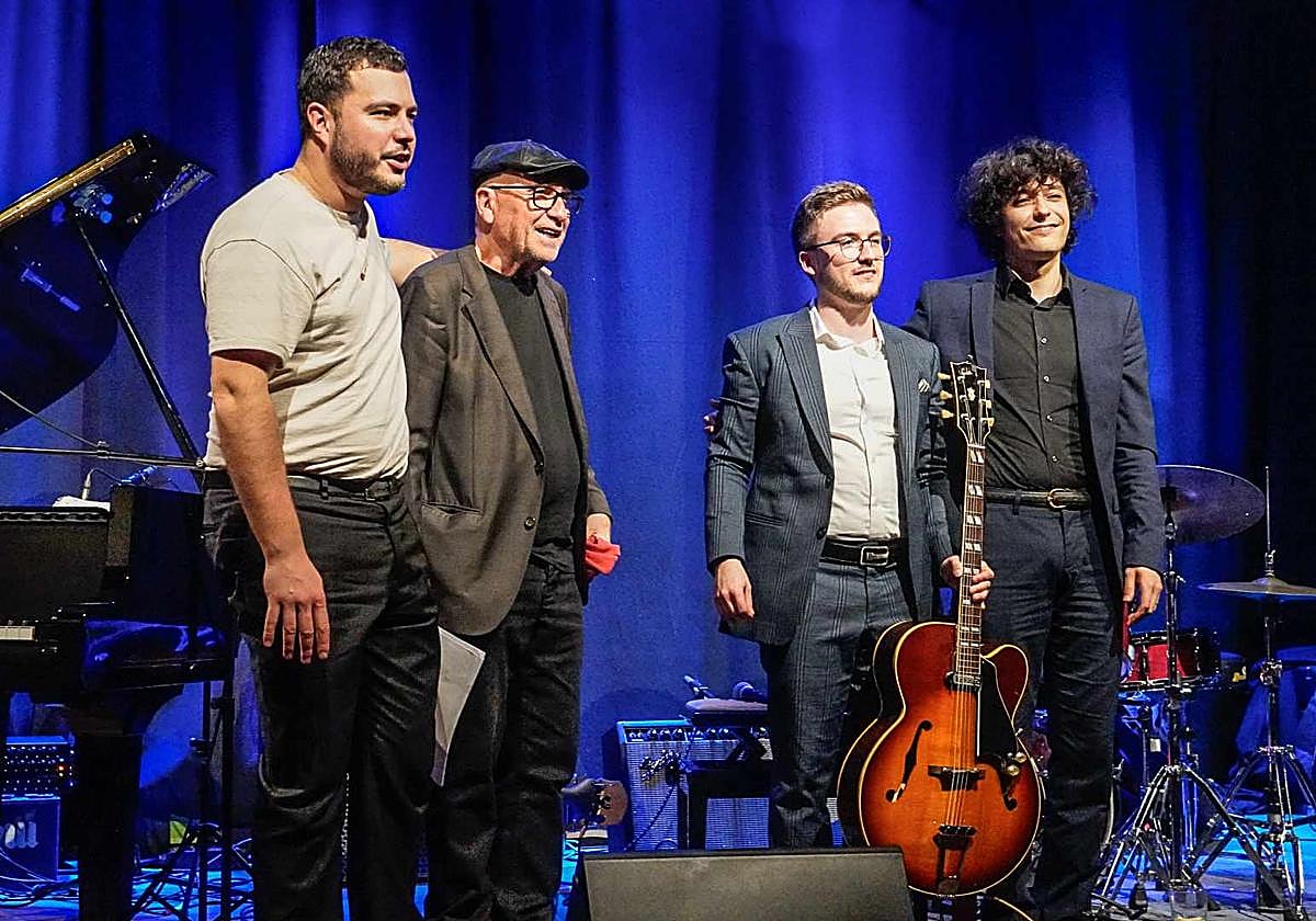 Timothy Banchet (piano), Horacio Fumero (contrabajo), Joan Fort (guitarra) y David Puime (batería) saludando sin dar bis.