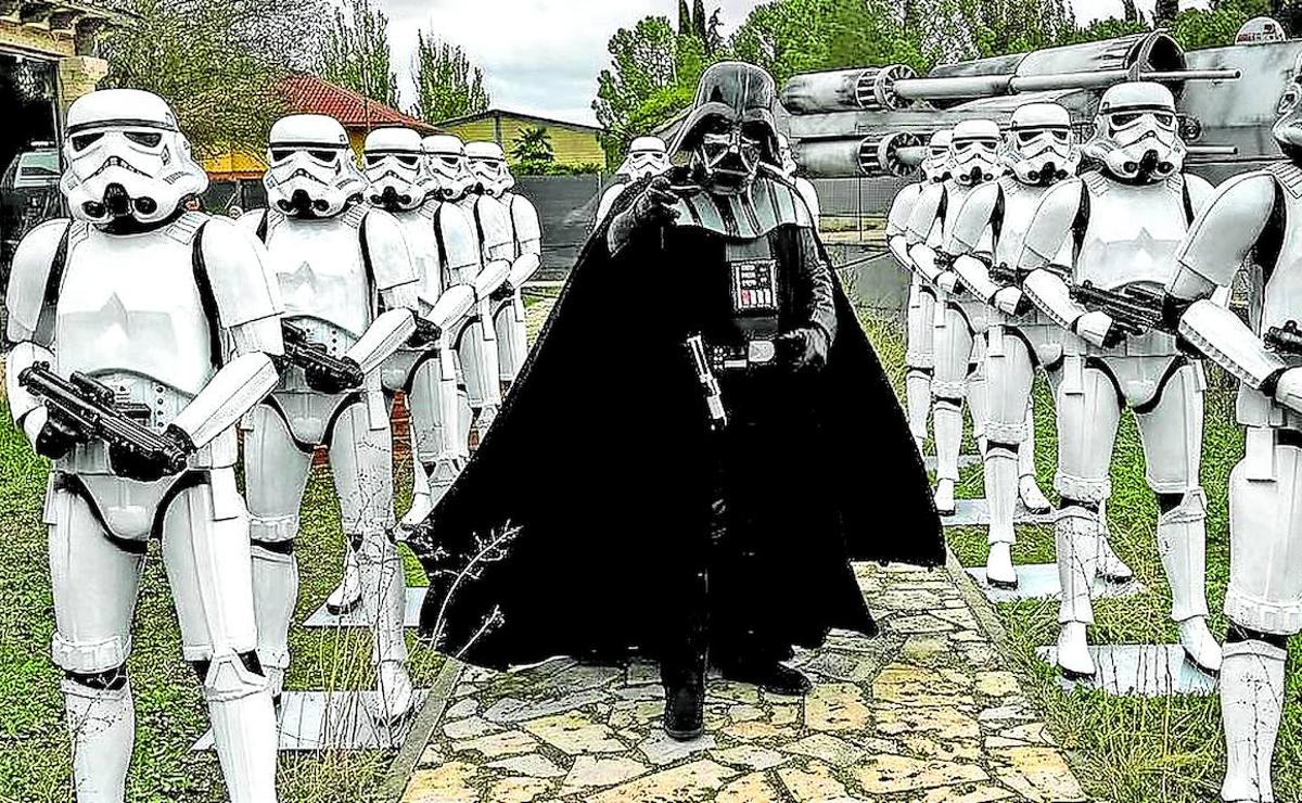 Darth Vader y parte de su tropa imperial, de paseo por Puerto Espacial. Debajo, los dragones de El Castillo Encantado.