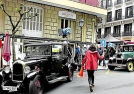 Coches de época en el exterior del Café Iruña, uno de los escenarios del rodaje de 'Karmele'.