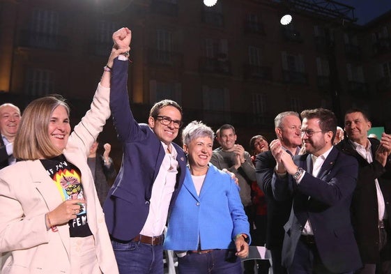 Nerea Kortajarena, Pello Otxandiano, Ima Garrastatxu, Pere Aragonès y Arnaldo Otegi, este viernes en la Plaza Nueva.