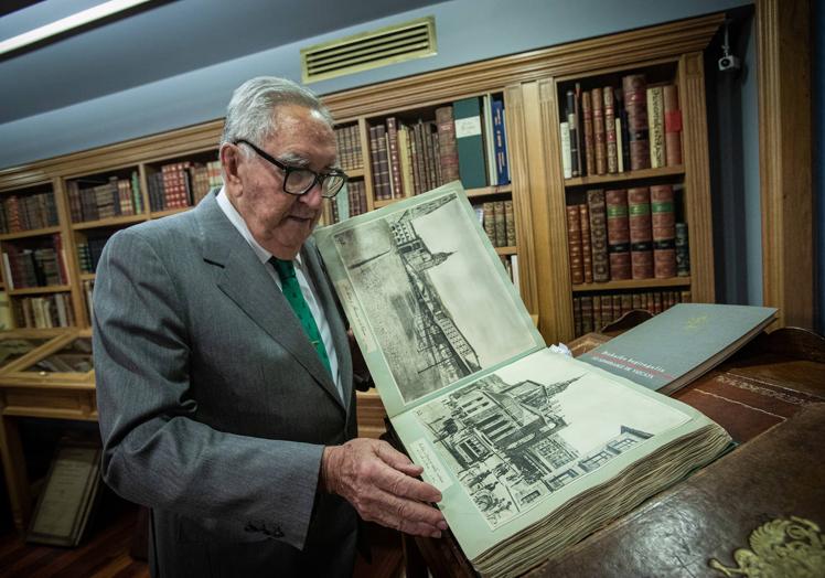 Arriola hojea un volumen con fotografías históricas de Bilbao.