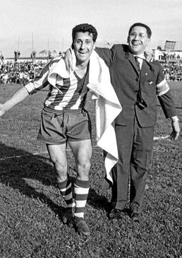 Imagen - Achuri y José Luis Menoyo festejan el sufrido ascenso a Segunda logrado el 11 de junio de 1961.