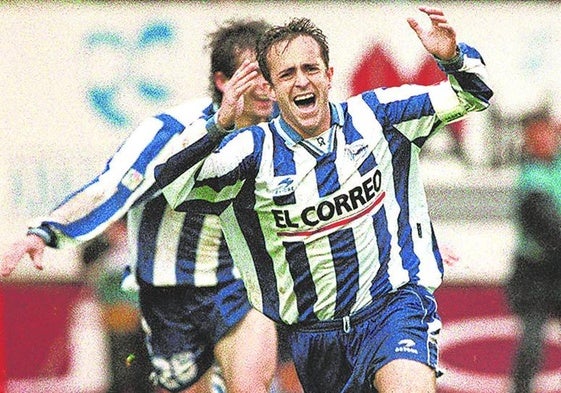 Manolo Serrano celebra el gol contra el Rayo que valió para ascender a Primera el 3 de mayo de 1998.