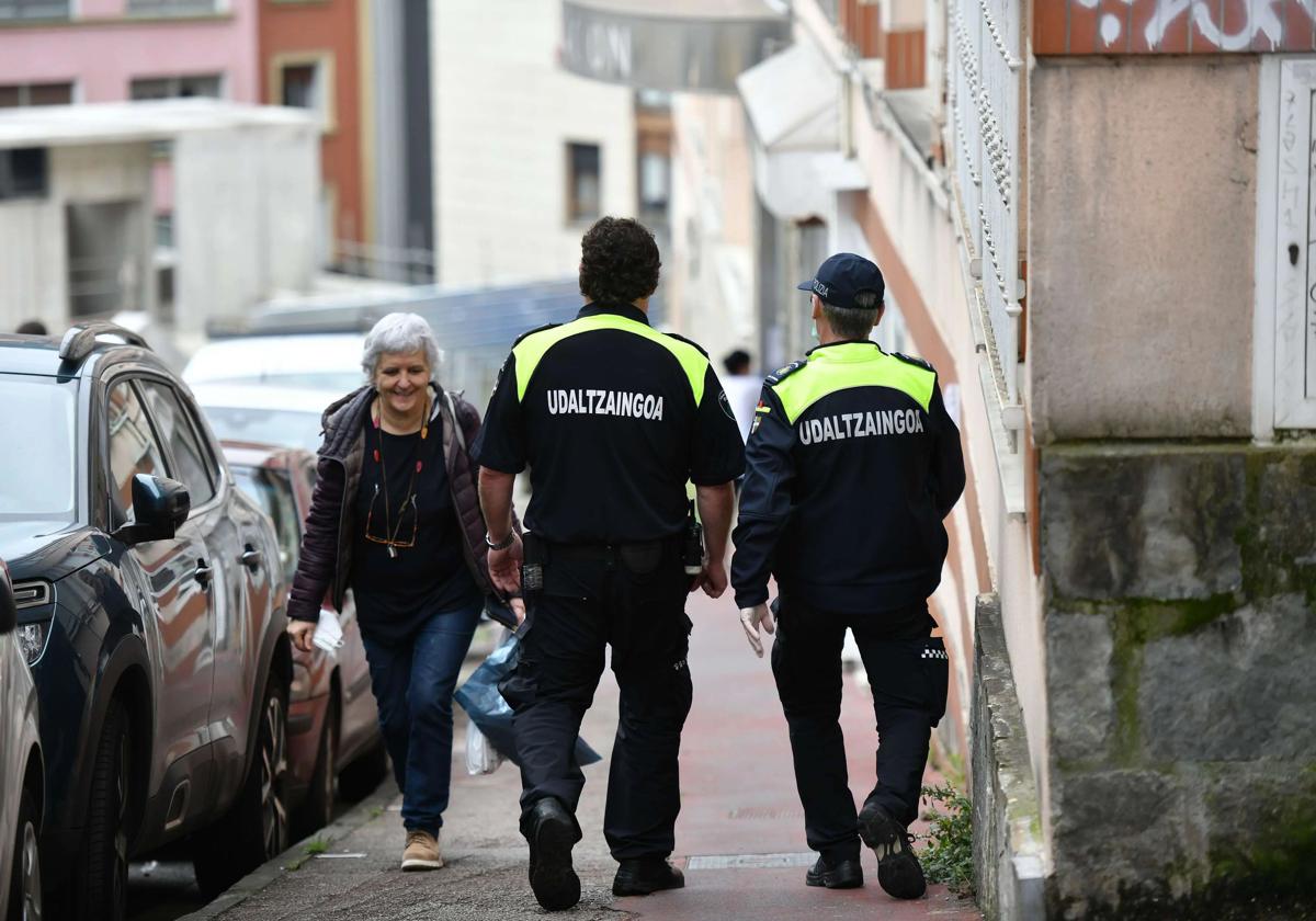 Dos guardias municipales caminan por una calle de Eibar.