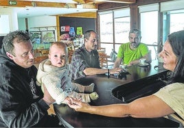 Savia nueva. Jon Estívariz y Noelia Azkunaga juegan con el pequeño Hodei en la barra del restaurante La Traviesa que regentan.