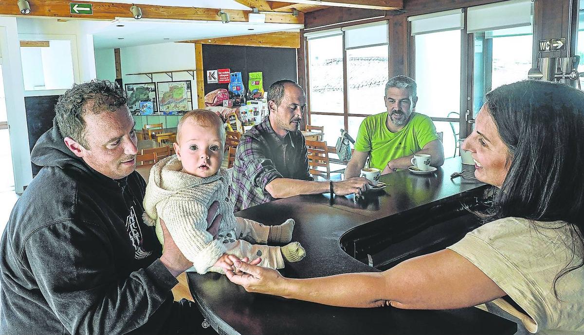 Savia nueva. Jon Estívariz y Noelia Azkunaga juegan con el pequeño Hodei en la barra del restaurante La Traviesa que regentan.