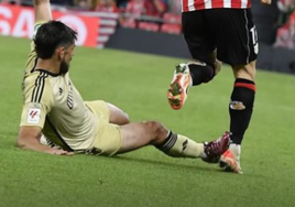 La reacción de Yuri después de que el árbitro solo mostrara una amarilla al jugador que le lesionó