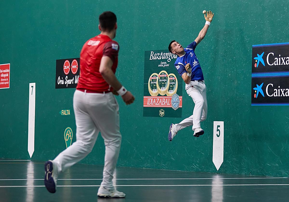 zabala resta un saque de Ezkurdia de forma acrobática.