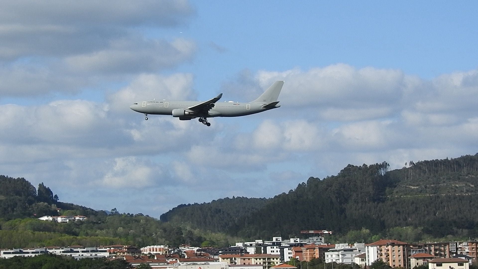 Así ha aterrizado el avión de Álex García en el aeropuerto de Loiu