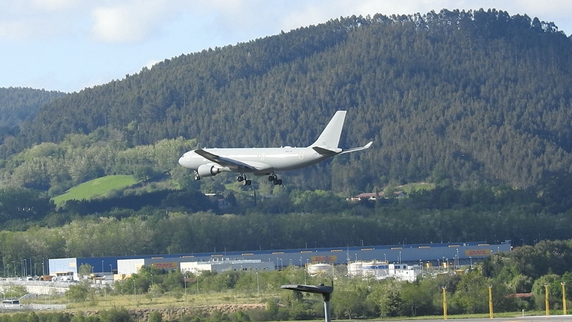 Así ha aterrizado el avión de Álex García en el aeropuerto de Loiu