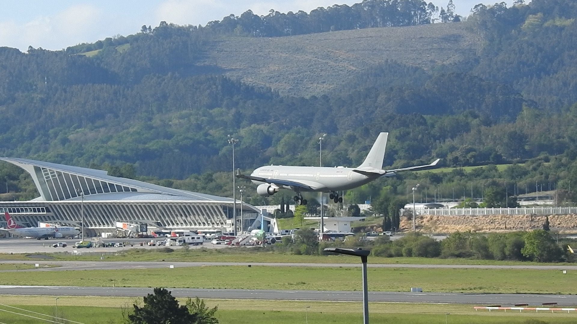 Así ha aterrizado el avión de Álex García en el aeropuerto de Loiu