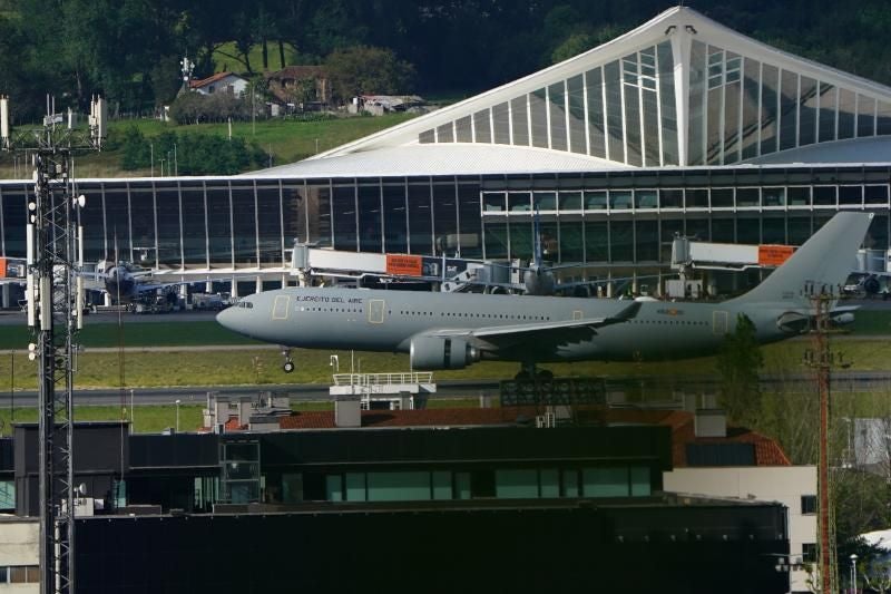 Así ha aterrizado el avión de Álex García en el aeropuerto de Loiu