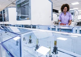 Cada coche traslada una muestra por un sistema de raíles.