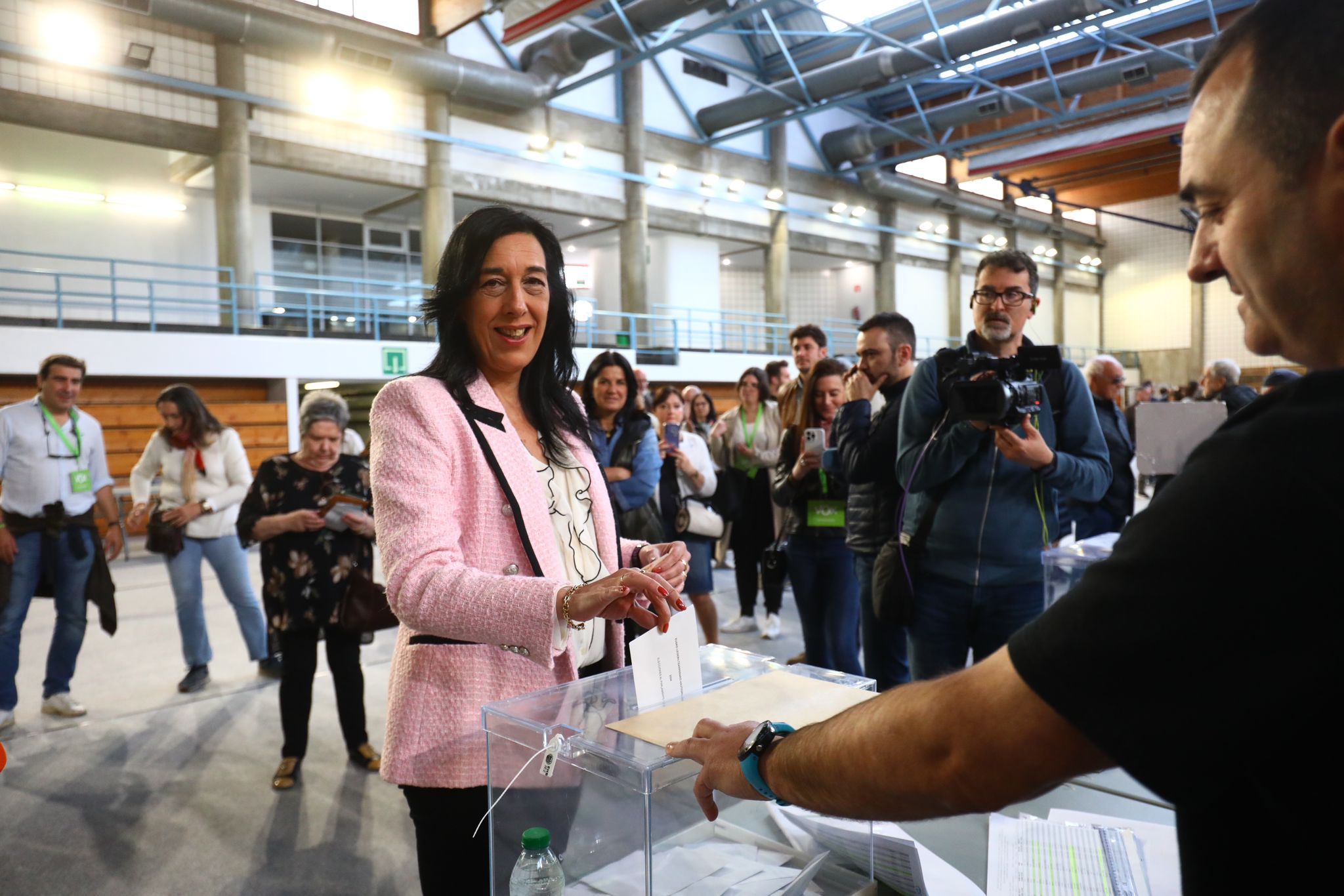 Amaia Martínez, candidata de Vox, ha depositado su voto en el centro cívico Iparralde, en Vitoria, sobre las doce de la mañana. 