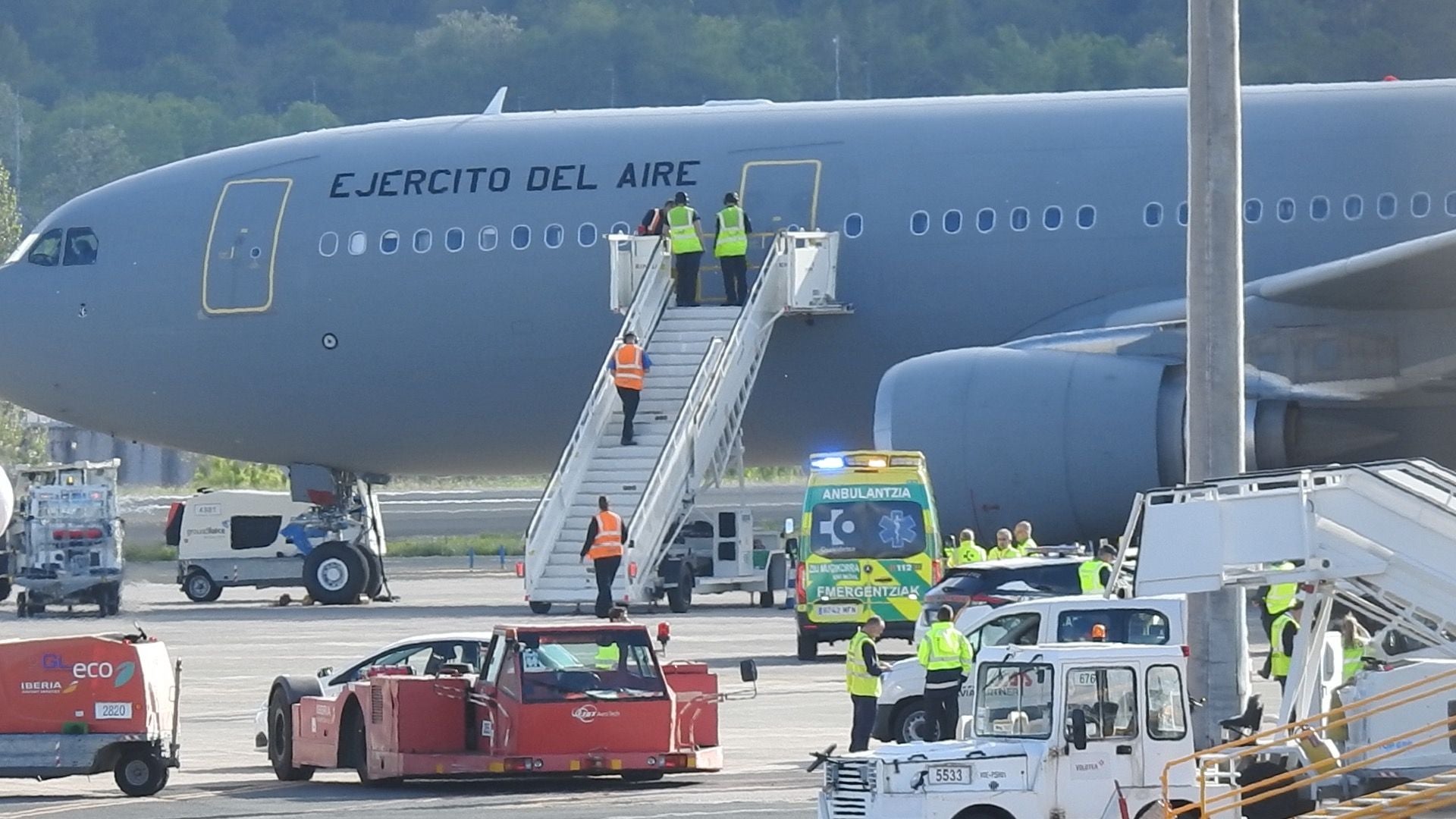 Así ha aterrizado el avión de Álex García en el aeropuerto de Loiu