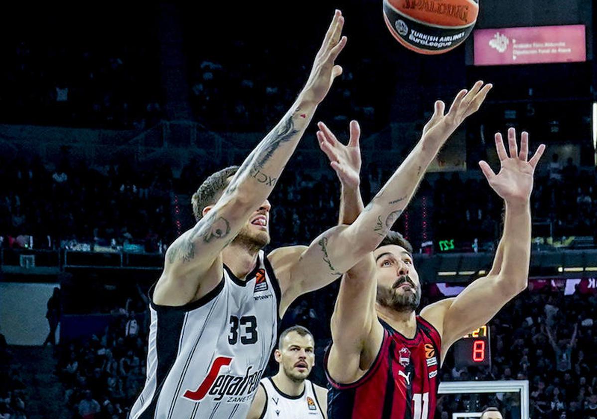 Dani Díez y Polonara pugnan por intentar alcanzar el balón.