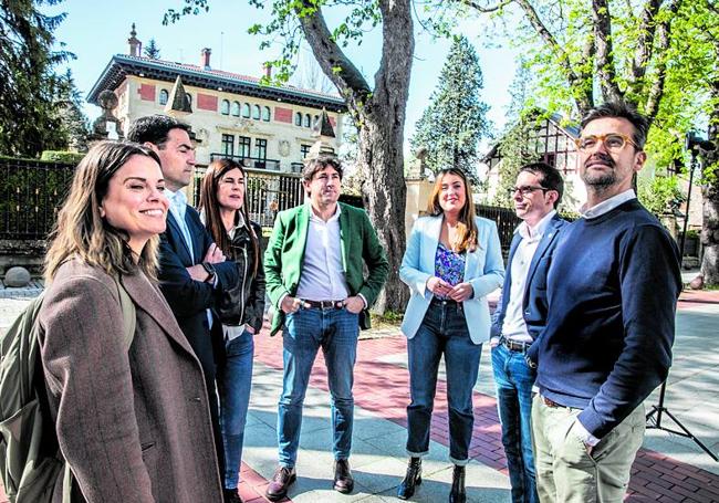 Los candidatos, con los periodistas Olatz Barriuso y Adolfo Lorente.