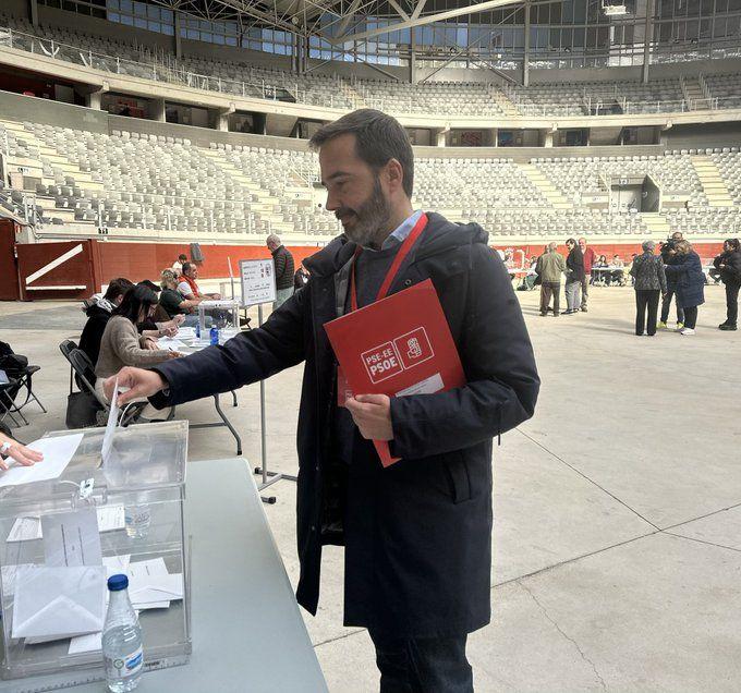 Javier Hurtado, consejero de Comercio, Turismo y Consumo, comparte una instantánea votando. «Piensa en el poder de tu voto y en lo que nos queda por construir», ha declarado. 