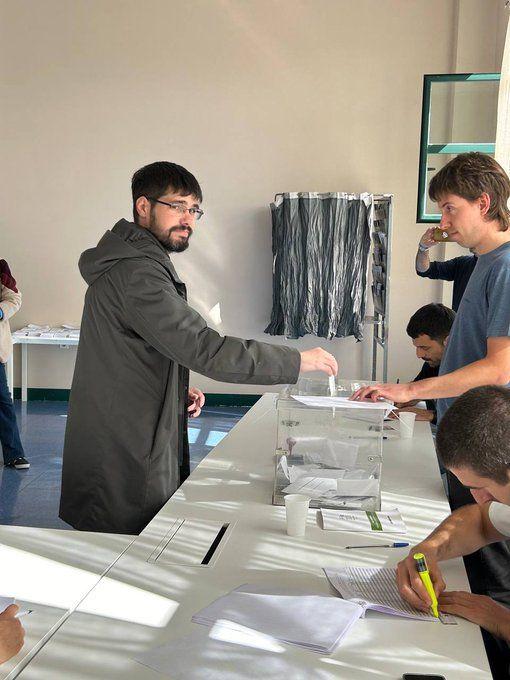 Lander Martínez, diputado en el Congreso por Sumar, ha depositado su papeleta y expresado en sus perfiles de redes sociales que «hoy podemos tener una nueva Euskadi».