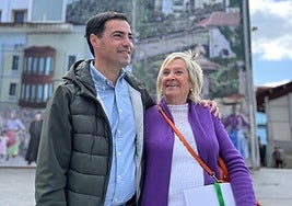 Pradales, con su madre en su barrio de Mamariga.