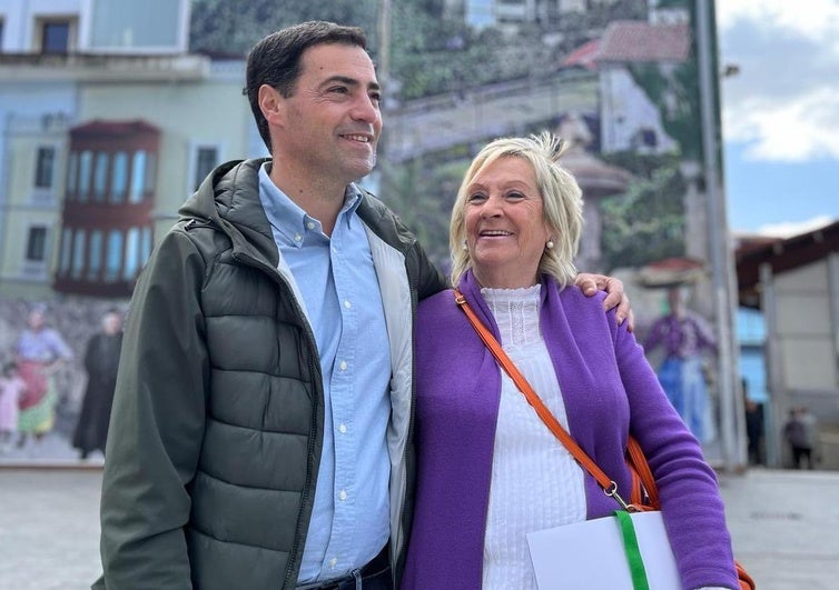 Pradales, con su madre en su barrio de Mamariga.