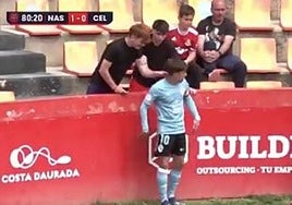 Dos aficionados pellizcan a un jugador del Celta en un córner