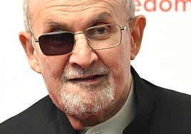 El escritor Salman Rushdie.