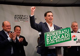 Pradales ya se ve lehendakari. El candidato jeltzale, aplaudido anoche por Ortuzar y Urkullu, apostó por un gobierno para «un país plural».