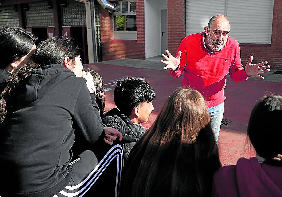 Carlos Urio, en la imagen hablando con alumnos, comenzó a trabajar en el ámbito de la educación hace 32 años.