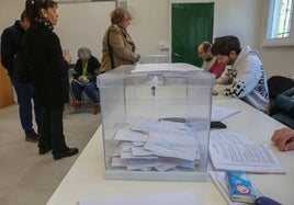 La urna en la que una votante ha depositado su voto, en el colegio electoral de Aranbizkarra.