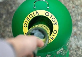 Está enfocada en la práctica del reciclaje de envases de vidrio en los establecimientos locales