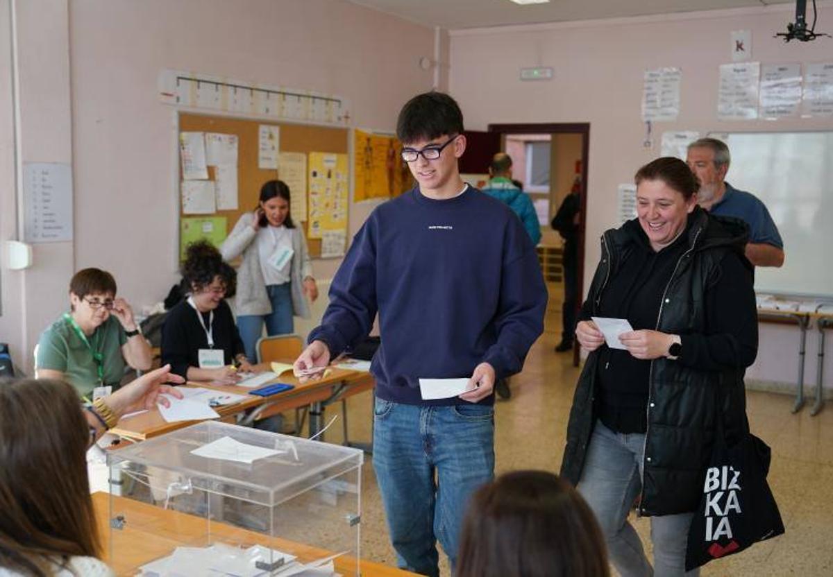 Un joven vota en un colegio de Bilbao.