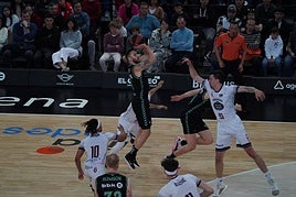 Hornsby, que lanza a canasta, no pudo acabar el partido contra el Obradoiro.