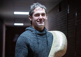 Aritz Erkiaga, en el interior del Jai Alai de Gernika