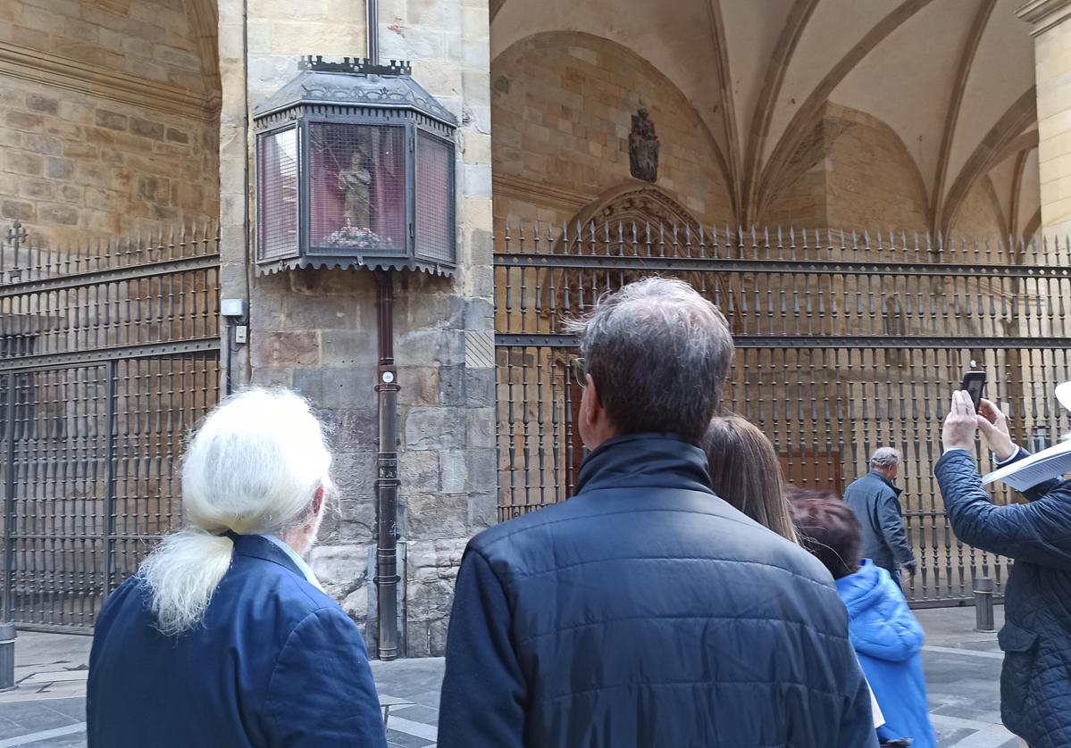 La hornacina ubicada en un lateral de la catedral de Santiago no alberga una imagen de San Juan, como se creía, sino de María Magdalena.