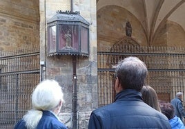 La hornacina ubicada en un lateral de la catedral de Santiago no alberga una imagen de San Juan, como se creía, sino de María Magdalena.