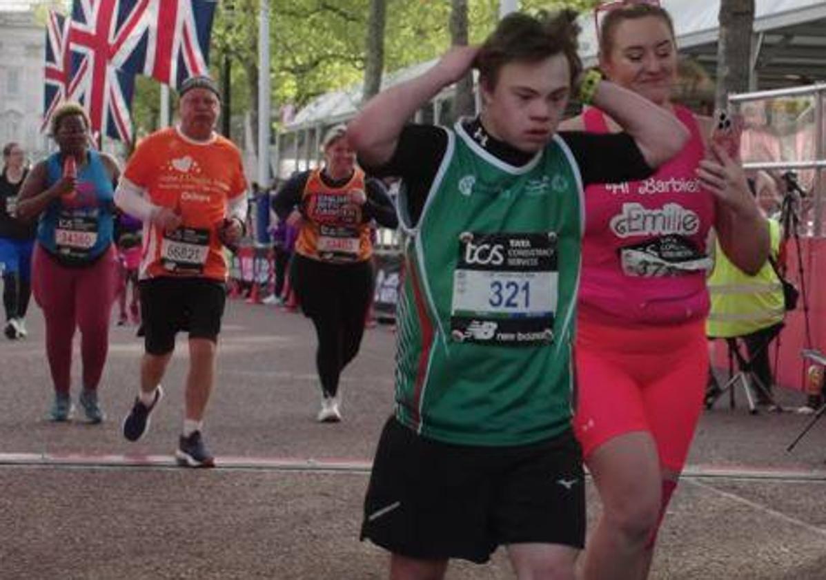 Lloyd Martin se convierte en el corredor más joven con síndrome de Down en completar una maratón